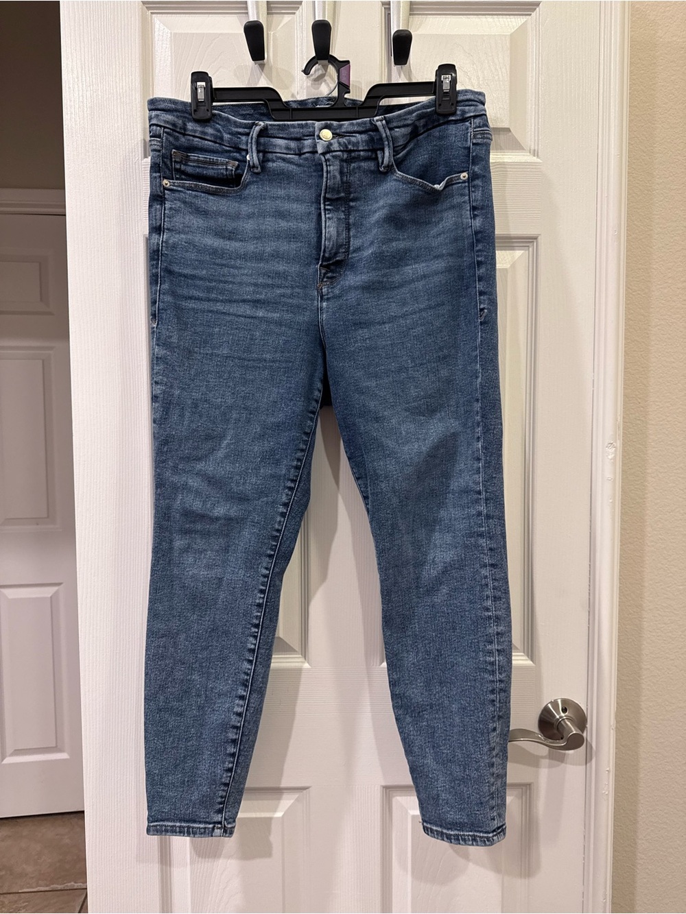Good American Skinny Jeans in Medium Blue Wash